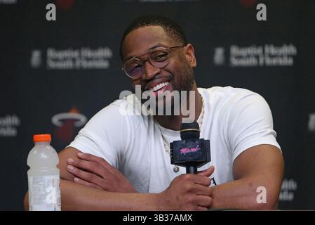9 février 2018 - Miami, FL, États-Unis - le gardien de la chaleur de Miami Dwyane Wade discute avec les médias après les entraînements de l'équipe à l'AmericanAirlines Arena de Miami le vendredi 9 février 2018, en préparation d'un match de saison régulière contre les Bucks de Milwaukee ce soir. Dwyane Wade a été échangé au Heat de Miami dans un accord avant la date limite des échanges jeudi. (Crédit image : © David Santiago/TNS via ZUMA Wire) Banque D'Images