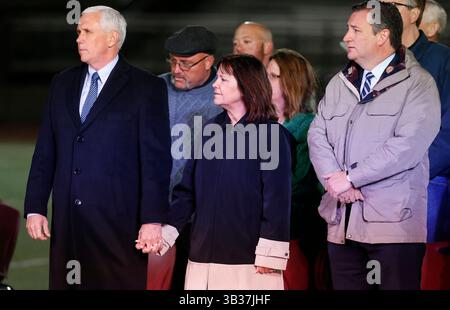 8 novembre 2017 - Floresville, Texas, États-Unis - Vice-président Mike Pence et deuxième dame Karen Pence avec Sen. Ted Cruz, R-Tprovenant Arrivez alors que le vice-président fait des remarques à l'école secondaire de Floresville pour rendre hommage aux victimes de la fusillade de l'église de dimanche à la First Baptist Church de Sutherland Springs, Texas, le mercredi 8 novembre 2017. (Crédit image : © San Antonio Express-News via ZUMA Wire) Banque D'Images