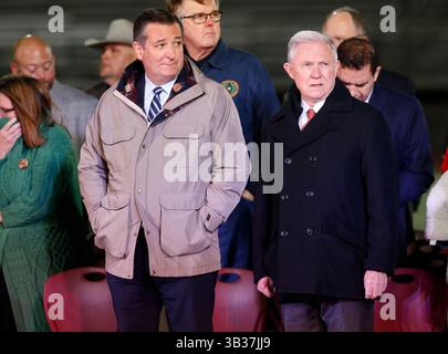 8 novembre 2017 - Floresville, Texas, USA - Sen. Ted Cruz, R-Tbénéficiant (À gauche) et le procureur général des États-Unis Jeff sessions assistent à un service commémoratif où le vice-président Mike Pence fait des remarques à l'école secondaire de Floresville pour rendre hommage aux victimes de la fusillade de l'église dimanche à la First Baptist Church de Sutherland Springs, Texas, le mercredi 8 novembre 2017. (Crédit image : © San Antonio Express-News via ZUMA Wire) Banque D'Images