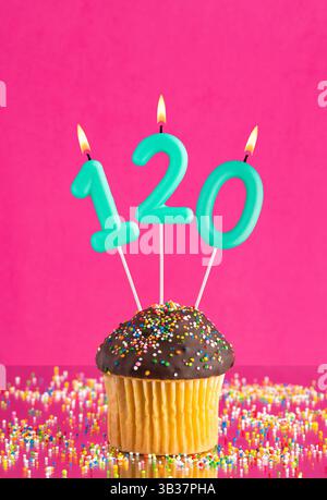 Carte d'anniversaire avec cupcake et numéro 120 bougie - fond rose Banque D'Images