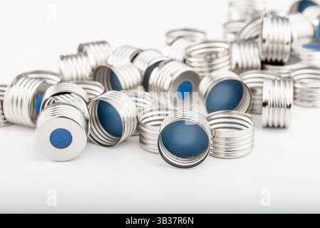 Bouchons métalliques avec septum en caoutchouc bleu pour flacons pour HPLC, mesure par chromatographie en phase gazeuse. Banque D'Images