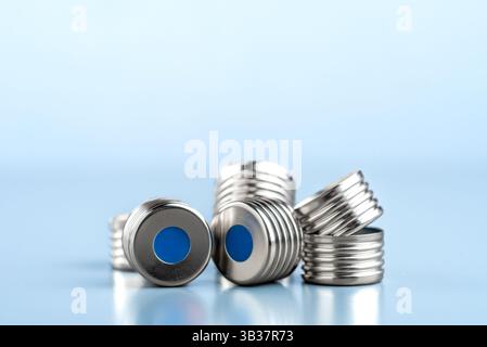 Bouchons métalliques avec septum en caoutchouc bleu pour flacons pour HPLC, mesure par chromatographie en phase gazeuse. Banque D'Images