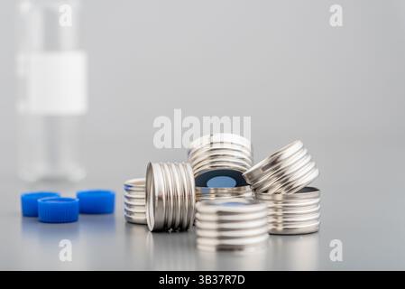 Bouchons métalliques avec septum en caoutchouc bleu pour flacons pour HPLC, mesure par chromatographie en phase gazeuse. Banque D'Images