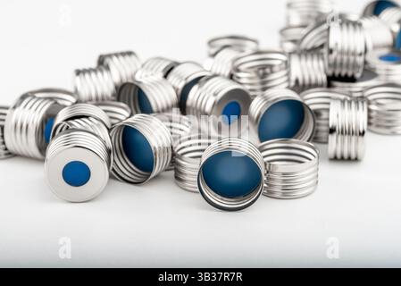 Bouchons métalliques avec septum en caoutchouc bleu pour flacons pour HPLC, mesure par chromatographie en phase gazeuse. Banque D'Images