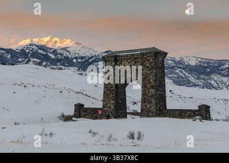 14 janvier 2017 - Gardiner, WY, États-Unis - le soleil se lève alors qu'une pleine lune se couche derrière l'arche de Roosevelt et les montagnes Electric Peak à l'entrée nord du parc national de Yellowstone en hiver le 14 janvier 2017 à Gardiner, Wyoming. (Crédit image : © Jacob W. Frank/Planet Pix via ZUMA Wire) Banque D'Images