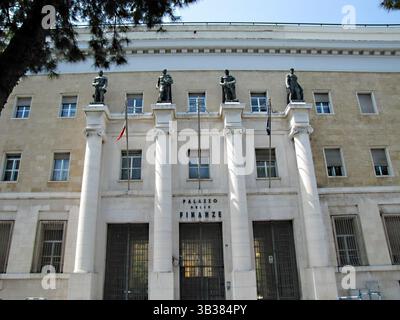 Bari, Italie- 14 juin 2019 : architecture des rues de Bari. Itinéraires touristiques dans la ville. Banque D'Images