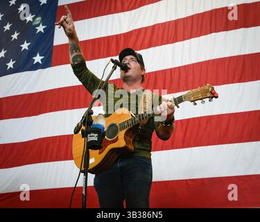 23 décembre 2017 - en mer - le chanteur de musique country Jerrod Niemann se produit pour des marins de l'US Navy lors d'une tournée USO à bord du porte-avions USS Theodore Roosevelt de classe Nimitz de l'US Navy le 23 décembre 2017 dans le golfe Persique. (Crédit image : © Michael Hogan/Planet Pix via ZUMA Wire) Banque D'Images