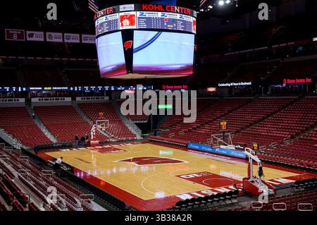 27 décembre 2017 : un tir du terrain avant le match de basket-ball de la NCAA entre les Cougars de l'État de Chicago et les Badgers du Wisconsin au Kohl Center de Madison, WISCONSIN. Le Wisconsin bat Chicago State 82-70. John Fisher/CSM(image de crédit : &copy ; John Fisher/CSM via ZUMA Wire) Banque D'Images