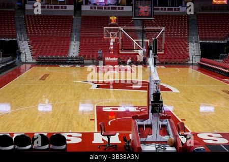 27 décembre 2017 : un tir du terrain avant le match de basket-ball de la NCAA entre les Cougars de l'État de Chicago et les Badgers du Wisconsin au Kohl Center de Madison, WISCONSIN. Le Wisconsin bat Chicago State 82-70. John Fisher/CSM(image de crédit : &copy ; John Fisher/CSM via ZUMA Wire) Banque D'Images