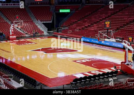 27 décembre 2017 : un tir du terrain avant le match de basket-ball de la NCAA entre les Cougars de l'État de Chicago et les Badgers du Wisconsin au Kohl Center de Madison, WISCONSIN. Le Wisconsin bat Chicago State 82-70. John Fisher/CSM(image de crédit : &copy ; John Fisher/CSM via ZUMA Wire) Banque D'Images