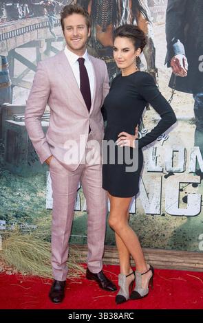 Armie Hammer et Elizabeth Chambers lors de la première mondiale de « The Lone Ranger » au Disney California Adventure Park à Anaheim, États-Unis, le 22 juin 2013. Banque D'Images
