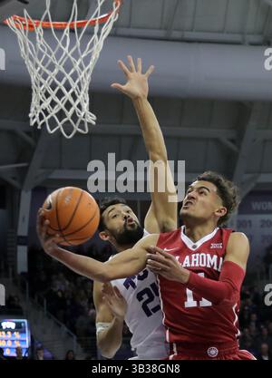 30 décembre 2017 - Fort Worth, TX, États-Unis - Trae Young (11) de l'Oklahoma roule pour un tir alors que Alex Robinson (25) de Texas Christian défend en première mi-temps à Schollmaier Arena à Fort Worth, Texas, le samedi 30 décembre 2017. Oklahoma a gagné, 90-89. (Crédit image : © Rodger Mallison/TNS via ZUMA Wire) Banque D'Images