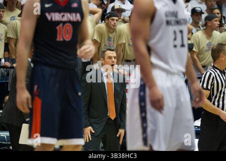 16 novembre 2015 - Washington, District de Columbia, États-Unis - entraîneur-chef de l'équipe masculine de basket-ball des cavaliers de Virginie, TONY BENNETT. (Crédit image : © Alex Edelman via ZUMA Wire) Banque D'Images