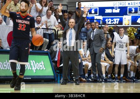 16 novembre 2015 - Washington, District de Columbia, États-Unis - MIKE LONERGAN, ancien entraîneur-chef de basket-ball masculin George Washington Colonials. (Crédit image : © Alex Edelman via ZUMA Wire) Banque D'Images
