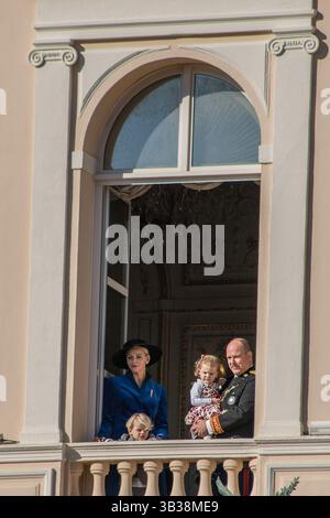 19 novembre 2017 - le Prince Albert II et la Princesse Charlène avec leurs enfants la Princesse Gabriella et Jacques, Prince héréditaire de Monaco, viennent à leur fenêtre pour saluer les participants devant le Palais pendant les festivités du Prince. (Crédit image : © Nicolas Enriquez via ZUMA Wire) Banque D'Images