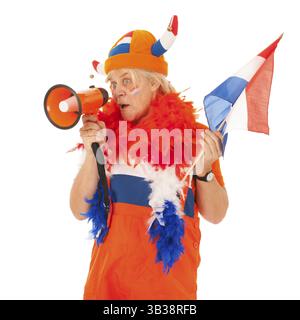 Funny senior femme en tant que supporteur de football néerlandais isolé sur fond blanc Banque D'Images