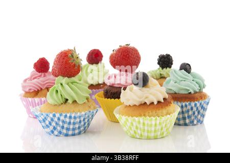 Cupcakes fruits frais isolé sur fond blanc Banque D'Images
