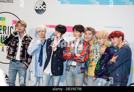 19 novembre 2017 - Los Angeles, Californie, U. S - BTS pose dans la salle de presse des American Music Awards 2017 qui ont eu lieu le dimanche 19 novembre 2017 au Microsoft Theatre de Los Angeles, Californie. (Crédit image : © Prensa Internacional via ZUMA Wire) Banque D'Images