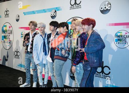 19 novembre 2017 - Los Angeles, Californie, U. S - BTS pose dans la salle de presse des American Music Awards 2017 qui ont eu lieu le dimanche 19 novembre 2017 au Microsoft Theatre de Los Angeles, Californie. (Crédit image : © Prensa Internacional via ZUMA Wire) Banque D'Images