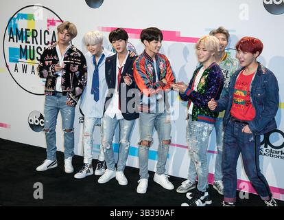 19 novembre 2017 - Los Angeles, Californie, U. S - BTS pose dans la salle de presse des American Music Awards 2017 qui ont eu lieu le dimanche 19 novembre 2017 au Microsoft Theatre de Los Angeles, Californie. (Crédit image : © Prensa Internacional via ZUMA Wire) Banque D'Images