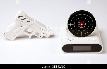 November 17, 2017 - Doral, FL, USA - sur la photo est le réveil avec pistolet, l'un des articles pour le Guide cadeau Dave Barry 2017. (Crédit image : © Carl juste/TNS via ZUMA Wire) Banque D'Images