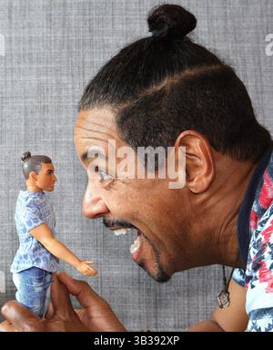 17 novembre 2017 - Doral, FL, États-Unis - sur la photo est la poupée ''Ken Fashionista'', l'un des articles pour le Guide des cadeaux Dave Barry 2017. L'acteur est Timothy Charles photographié dans son appartement. (Crédit image : © Carl juste/TNS via ZUMA Wire) Banque D'Images