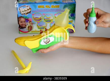 17 novembre 2017 - Doral, FL, États-Unis - sur la photo est la Banana surprise Yumstation, l'un des articles pour le Guide cadeau Dave Barry 2017. (Crédit image : © Carl juste/TNS via ZUMA Wire) Banque D'Images