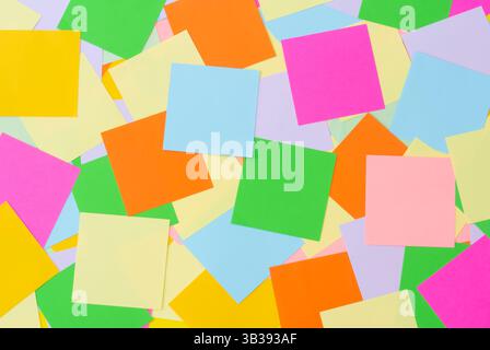 Papiers de notes colorés, collection de différentes feuilles de couleur de fond, texte de votre message, rappel Banque D'Images