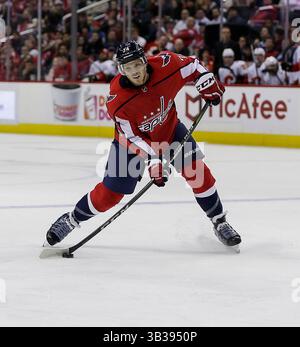 20 novembre 2017 : le défenseur #74 des Capitals de Washington John Carlson tire lors d'un match de la LNH entre les Capitals de Washington et les Flames de Calgary au Capital One Arena de Washington DC. Justin Cooper/CSM(crédit image : &copy ; Justin Cooper/CSM via ZUMA Wire) Banque D'Images