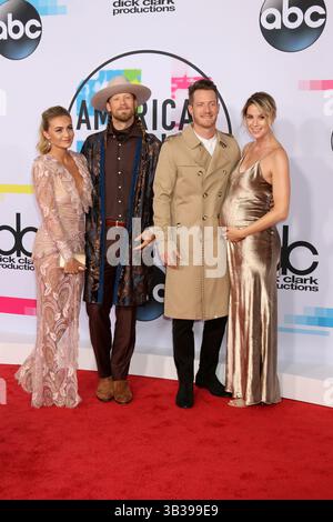 19 novembre 2017 - Los Angeles, CA, USA - LOS ANGELES - 19 nov : Brittney Marie Cole, Brian Kelly. Tyler Hubbard, Hayley Stommel aux American Music Awards 2017 au Microsoft Theater le 19 novembre 2017 à Los Angeles, CA (crédit image : © Kathy Hutchins via ZUMA Wire) Banque D'Images