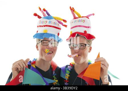 Chez les hommes adultes ayant des jumeaux à l'identique en studio d'anniversaire Banque D'Images