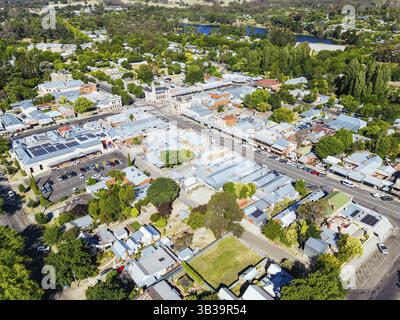 BEECHWORTH, AUSTRALIE - 1er janvier 2025 : vue aérienne du centre-ville historique de Beechworth par une chaude journée d'été à Victoria, Australie, le 1er janvier Banque D'Images