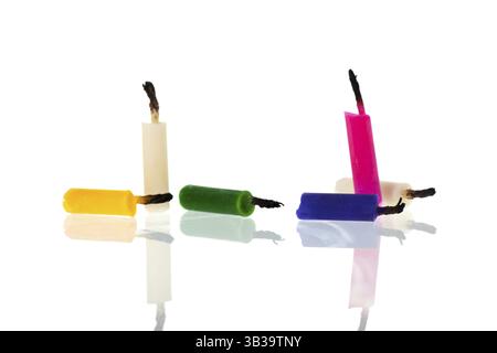 Après la fête avec des bougies d'anniversaire utilisées isolées sur fond blanc Banque D'Images