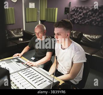 Musique, studio d'enregistrement et une équipe de production travaillant sur une table d'harmonie pour l'art ou l'ingénierie créative. Technologie, pupitre audio d'un producteur et d'un homme Banque D'Images