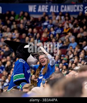 25 janvier 2018 : la mascotte des Canucks fin the Whale mord un fan pendant le match de la LNH entre les Sabres de Buffalo et les Canucks de Vancouver au Rogers Arena de Vancouver, Canada. Dom gagne/CSM(image de crédit : &copy ; Dom gagne/CSM via ZUMA Wire) Banque D'Images