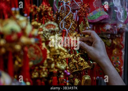 16 février 2018 - Manille, Philippines - les résidents philippino-chinois allument de l'encens, prient et souhaitent bonne chance dans un temple dans le cadre de leur célébration du nouvel an lunaire chinois 'année du chien 2018'. (Crédit image : © Basilio H. Sepe via ZUMA Wire) Banque D'Images