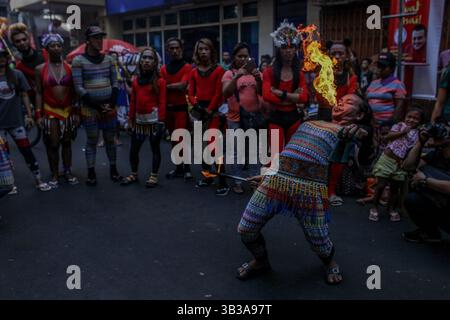16 février 2018 - Manille, Philippines - les résidents philippino-chinois allument de l'encens, prient et souhaitent bonne chance dans un temple dans le cadre de leur célébration du nouvel an lunaire chinois 'année du chien 2018'. (Crédit image : © Basilio H. Sepe via ZUMA Wire) Banque D'Images