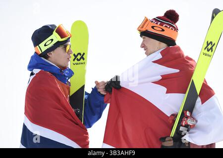 Le 18 février 2018 - Pyeongchang, Corée du Sud - la médaillée d'or OYSTEIN BRAATEN, de Norvège, à gauche, et le médaillé de bronze ALEX BEAULIEU-MARCHAND, du Canada, se félicitent après la finale de ski Slopestyle masculin dimanche 18 février 2018 au Phoenix Snow Park aux Jeux olympiques d'hiver de Pyeongchang. Photo de Mark Reis, ZUMA Press/The Gazette (crédit image : © Mark Reis via ZUMA Wire) Banque D'Images