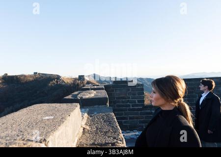 10 novembre 2017 - Huairou, Chine - U. S première Dame Melania Trump lors d'une visite de la section Mutianyu de la Grande Muraille le 10 novembre 2017 à Huairou, Chine. (Crédit image : © Andrea Hanks/Planet Pix via ZUMA Wire) Banque D'Images