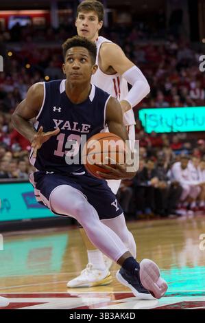 12 novembre 2017 : le garde Trey Phills #13 des Yale Bulldogs se dirige vers le panier pendant le match de basket-ball de la NCAA entre les Yale Bulldogs et les Wisconsin Badgers au Kohl Center de Madison, WISCONSIN. Le Wisconsin bat Yale 89-61. John Fisher/CSM(image de crédit : &copy ; John Fisher/CSM via ZUMA Wire) Banque D'Images
