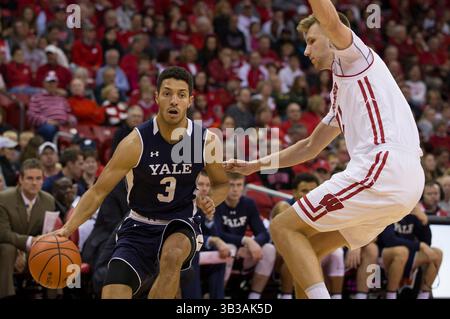 12 novembre 2017 : les Bulldogs de Yale gardent Alex Copeland #3 pendant le match de basket-ball de la NCAA entre les Bulldogs de Yale et les Badgers du Wisconsin au Kohl Center de Madison, WISCONSIN. Le Wisconsin bat Yale 89-61. John Fisher/CSM(image de crédit : &copy ; John Fisher/CSM via ZUMA Wire) Banque D'Images