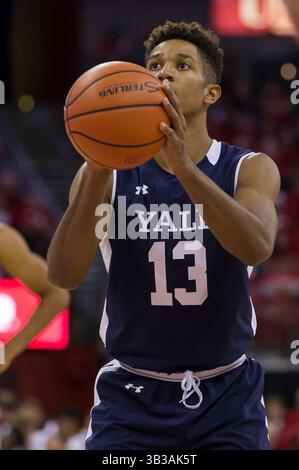 12 novembre 2017 : le garde des Yale Bulldogs Trey Phills #13 tire un lancer franc pendant le match de basket-ball de la NCAA entre les Yale Bulldogs et les Wisconsin Badgers au Kohl Center de Madison, WI. Le Wisconsin bat Yale 89-61. John Fisher/CSM(image de crédit : &copy ; John Fisher/CSM via ZUMA Wire) Banque D'Images