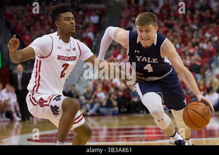 12 novembre 2017 : Noah Yates, l'attaquant #4 des Yale Bulldogs, conduit sur Aleem Ford #2 des Wisconsin Badgers lors du match de basket-ball de la NCAA entre les Yale Bulldogs et les Wisconsin Badgers au Kohl Center de Madison, WISCONSIN. Le Wisconsin bat Yale 89-61. John Fisher/CSM(image de crédit : &copy ; John Fisher/CSM via ZUMA Wire) Banque D'Images