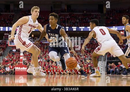 12 novembre 2017 : une photo au sol du garde Trey Phills #13 des Yale Bulldogs en action conduisant vers le panier pendant le match de basket-ball de la NCAA entre les Yale Bulldogs et les Wisconsin Badgers au Kohl Center de Madison, Wisconsin. Le Wisconsin bat Yale 89-61. John Fisher/CSM(image de crédit : &copy ; John Fisher/CSM via ZUMA Wire) Banque D'Images
