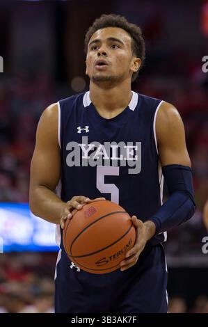12 novembre 2017 : le garde des Bulldogs de Yale Azar Swain #5 tire un lancer franc pendant le match de basket-ball de la NCAA entre les Bulldogs de Yale et les Badgers du Wisconsin au Kohl Center à Madison, WI. Le Wisconsin bat Yale 89-61. John Fisher/CSM(image de crédit : &copy ; John Fisher/CSM via ZUMA Wire) Banque D'Images