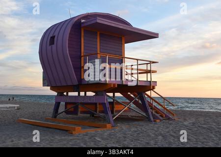 Cabane de sauveteur emblématique sur la plage de Miami peinte dans des tons vifs et vifs Banque D'Images