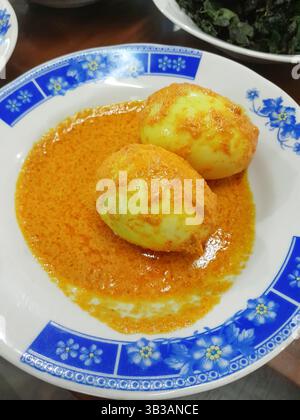 Gulai Telur ou œufs durs en sauce curry douce, nourriture indonésienne Minangkabau Padang de l'ouest de Sumatra. Banque D'Images