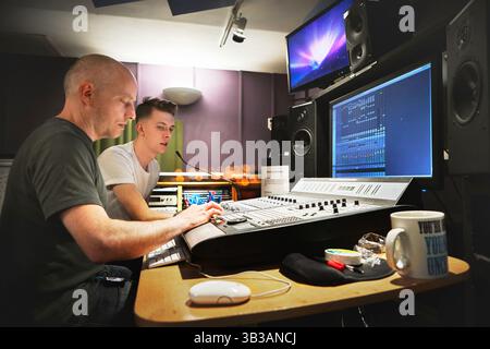 Musique, studio d'enregistrement et une équipe de producteurs travaillant sur une table d'harmonie pour l'art ou l'ingénierie créative. Technologie, bureau audio pour la production et un homme Banque D'Images