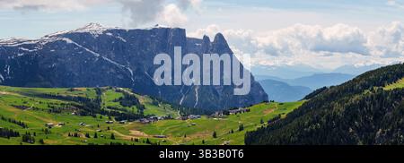 Majestueux paysage de montagne vue sur les vallées verdoyantes et les sommets enneigés au début du printemps près de la vallée de Funes aux Dolomites, Italie Banque D'Images
