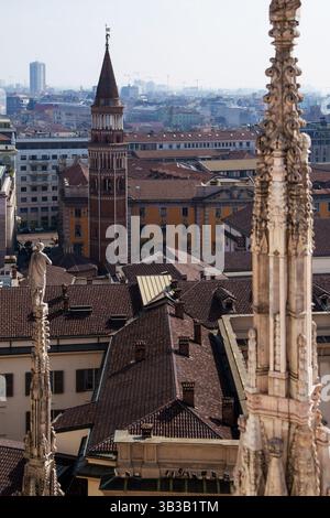 Milan, Italie - 19.03.2024 : vue aérienne des toits historiques et des détails architecturaux, cathédrale Duomo de Milan Banque D'Images